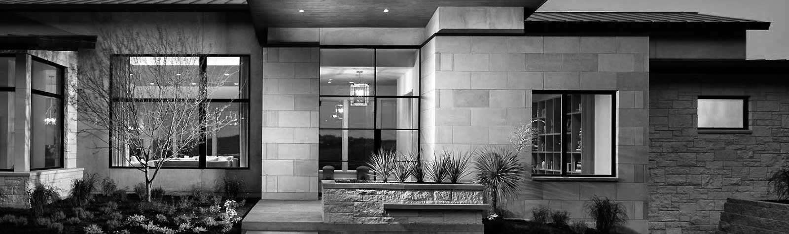 Fachada de la entrada de una casa residencial. Foto en blanco y negro.